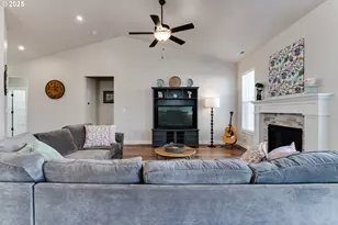 3266 Mountain Crk Ln, Springfield, OR 97478 - Photo 9