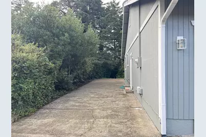 2040 11th St, Florence, OR 97439 - Photo 33