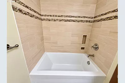 960 NE 108th Ave, Portland, OR 97220 - Photo 13