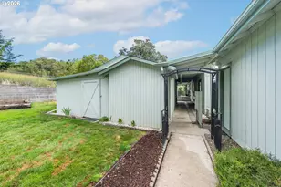 199 NW Cordelia Ct, Roseburg, OR 97471 - Photo 33