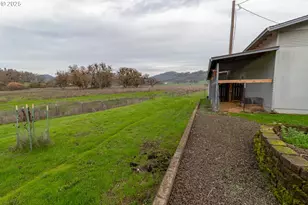 240 Blands Ln, Roseburg, OR 97471 - Photo 17