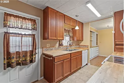 2925 Knott Ter, Coos Bay, OR 97420 - Photo 5