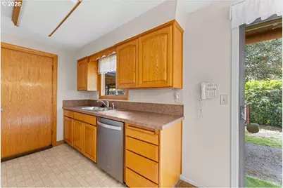 18765 SW Honeywood Ct, Beaverton, OR 97003 - Photo 9