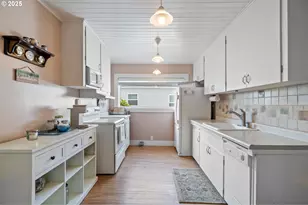 210 Cypress Ave, Garibaldi, OR 97118 - Photo 7