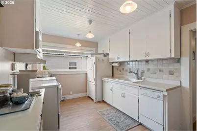 210 Cypress Ave, Garibaldi, OR 97118 - Photo 9