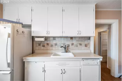 210 Cypress Ave, Garibaldi, OR 97118 - Photo 13