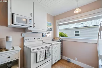 210 Cypress Ave, Garibaldi, OR 97118 - Photo 9