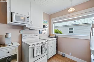 210 Cypress Ave, Garibaldi, OR 97118 - Photo 9