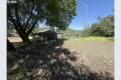 1410 NW Grove St, Roseburg, OR 97471 - Photo 3
