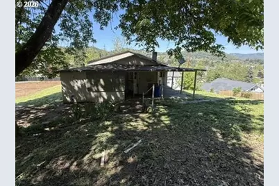 1410 NW Grove St, Roseburg, OR 97471 - Photo 7