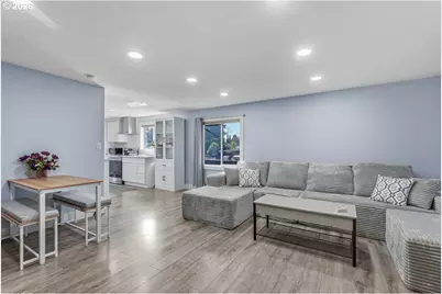 622 SE 111th Ave, Portland, OR 97216 - Photo 3