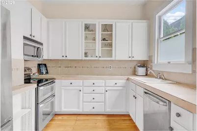 14 SW Whitaker St, Portland, OR 97239 - Photo 13