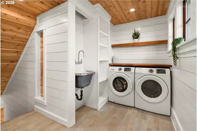 4005 NE Hassalo St, Portland, OR 97232 - Photo 9