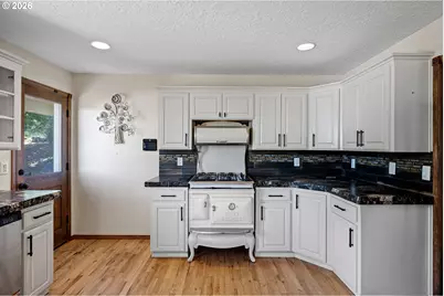 3955 Sunset Hills Dr, Turner, OR 97392 - Photo 9