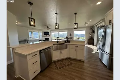 946 S Calapooia St, Sutherlin, OR 97479 - Photo 9