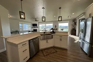 946 S Calapooia St, Sutherlin, OR 97479 - Photo 9