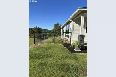 946 S Calapooia St, Sutherlin, OR 97479 - Photo 25