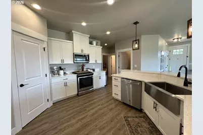946 S Calapooia St, Sutherlin, OR 97479 - Photo 7