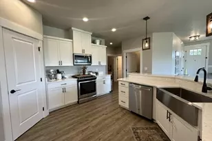 946 S Calapooia St, Sutherlin, OR 97479 - Photo 7