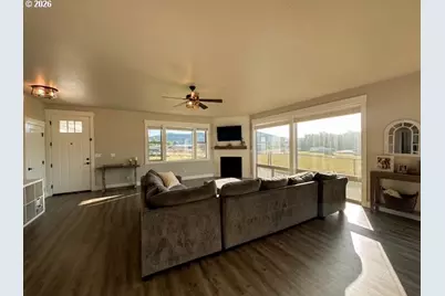 946 S Calapooia St, Sutherlin, OR 97479 - Photo 5