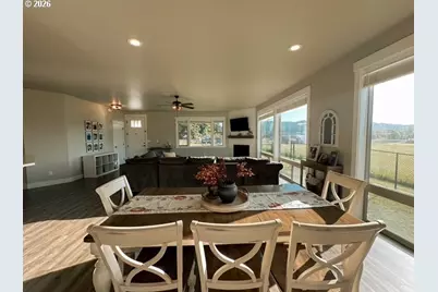 946 S Calapooia St, Sutherlin, OR 97479 - Photo 5
