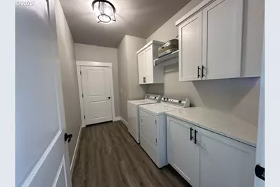 946 S Calapooia St, Sutherlin, OR 97479 - Photo 17