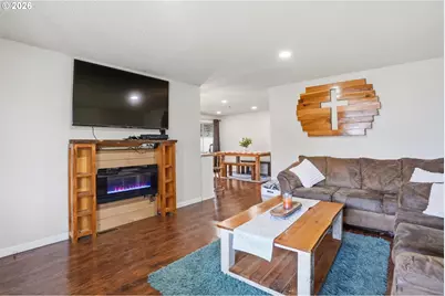 832 E 7th St, Molalla, OR 97038 - Photo 5