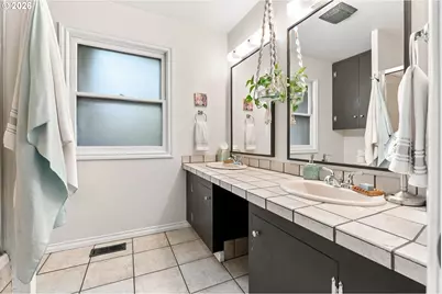 9241 SE Main St, Portland, OR 97216 - Photo 11