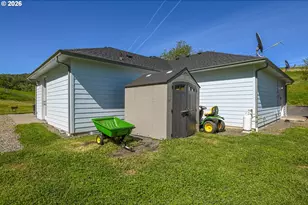 384 Ladybug Ln, Roseburg, OR 97470 - Photo 35
