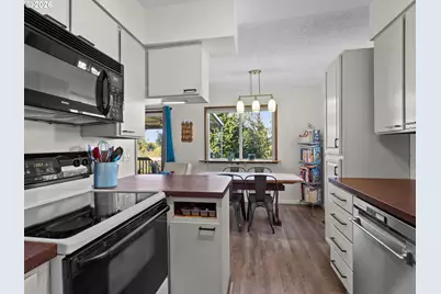 15031 NE Rose Pkwy, Portland, OR 97230 - Photo 17