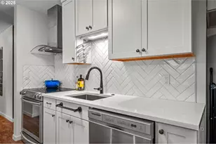 2393 SW Park Pl, Portland, OR 97205 - Photo 7