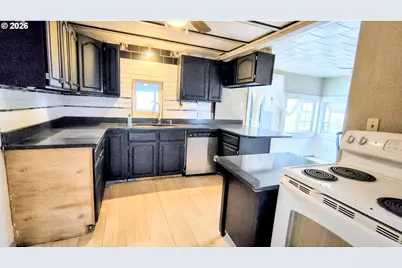 319 N Wall St, Coos Bay, OR 97420 - Photo 5