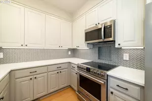 242 S Sweeney St, Portland, OR 97239 - Photo 11