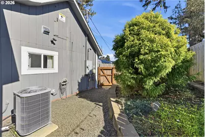 376 S Wall St, Coos Bay, OR 97420 - Photo 27