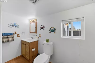 376 S Wall St, Coos Bay, OR 97420 - Photo 17