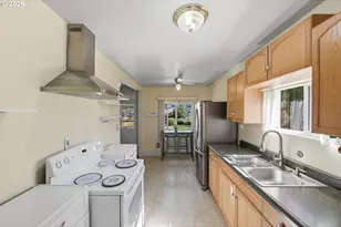 376 S Wall St, Coos Bay, OR 97420 - Photo 9