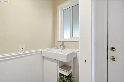 547 N Hayden Bay Dr, Portland, OR 97217 - Photo 5
