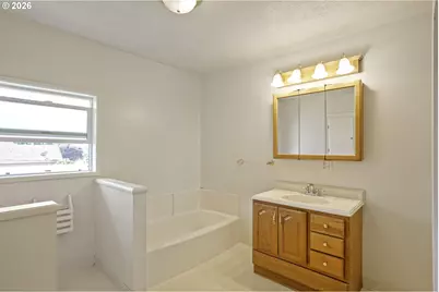844 Corby St, Woodburn, OR 97071 - Photo 25