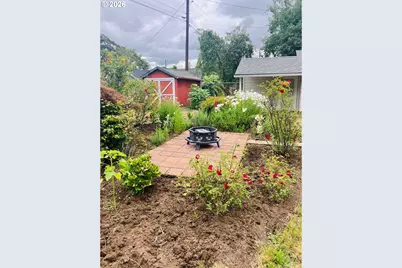 152 W C St, Springfield, OR 97477 - Photo 13