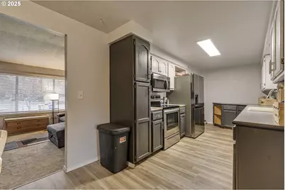 19820 NE Hassalo Ct, Portland, OR 97230 - Photo 9