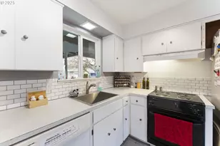 11760 SW King George Dr, Portland, OR 97224 - Photo 7