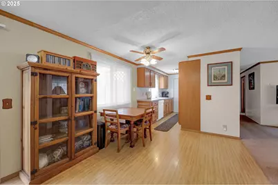 1113 Candlelight Dr, Eugene, OR 97402 - Photo 11