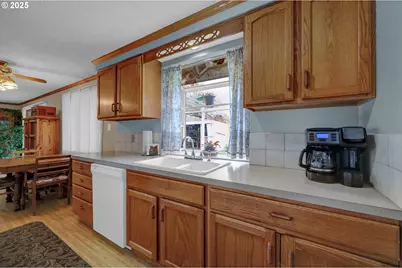 1113 Candlelight Dr, Eugene, OR 97402 - Photo 17