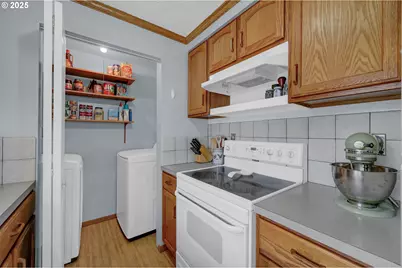 1113 Candlelight Dr, Eugene, OR 97402 - Photo 15