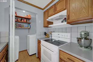 1113 Candlelight Dr, Eugene, OR 97402 - Photo 15