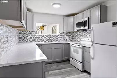 611 NE Pioneer Ave, Castle Rock, WA 98611 - Photo 11