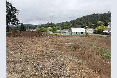 1420 NW Grove St, Roseburg, OR 97471 - Photo 7