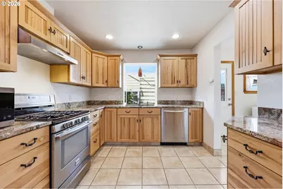 810 22nd St, Springfield, OR 97477 - Photo 9