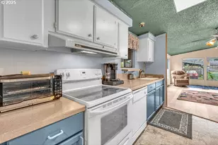 301 E Columbia Dr, Newberg, OR 97132 - Photo 15