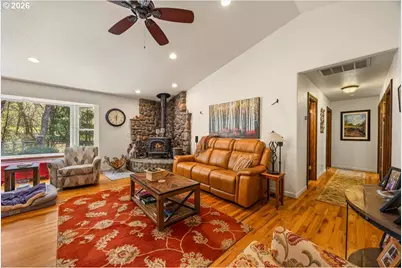 737 Pinecrest Dr, Grants Pass, OR 97526 - Photo 13